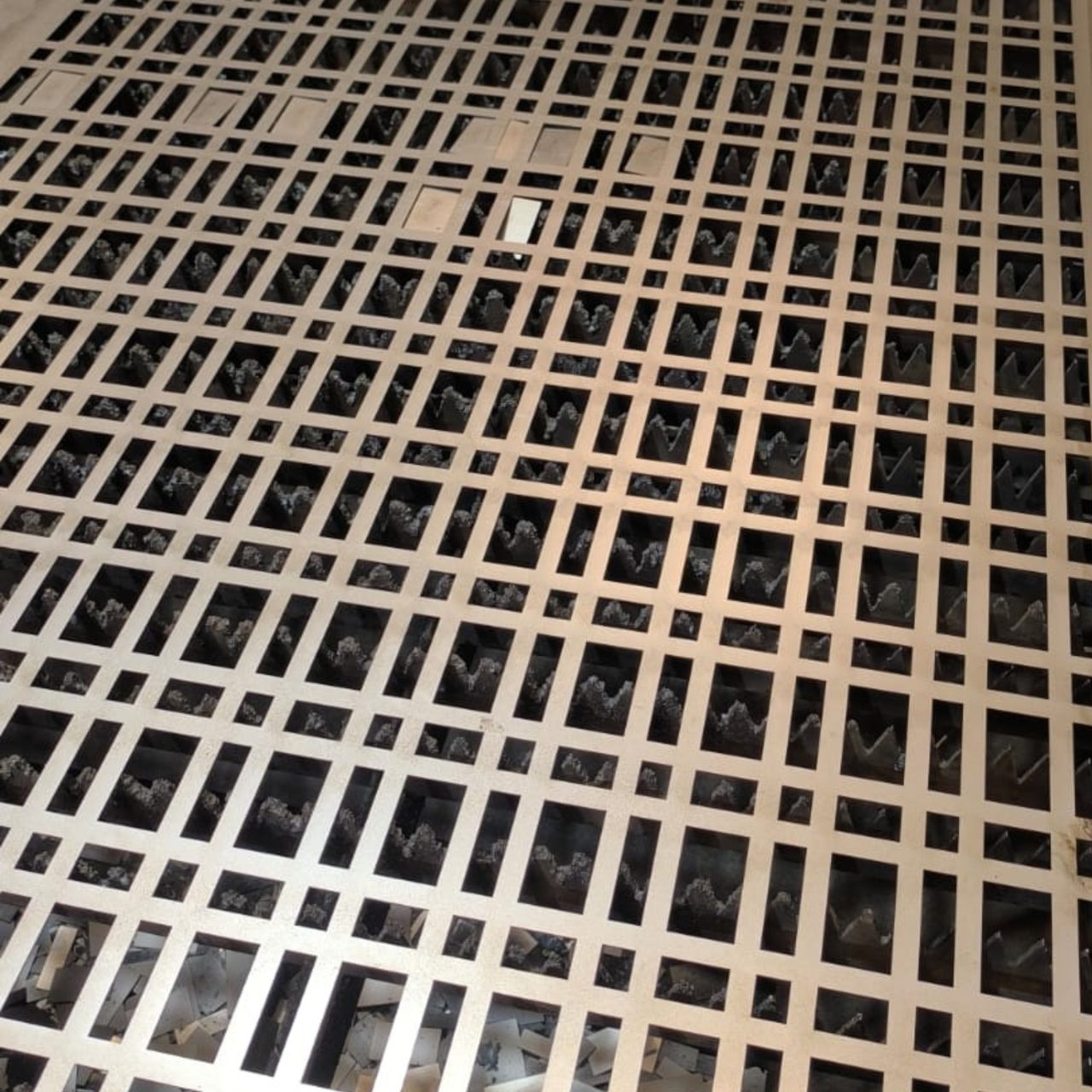 Chapa decorada vazada com padrão quadriculado